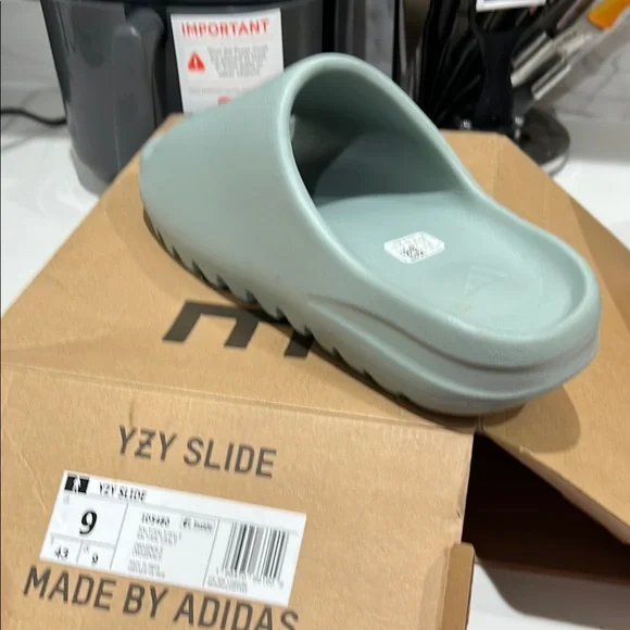Yeezy Slides ‘Salt’ | Men’s | Salt | Size 9
Dead stock - Picture 3 of 8
